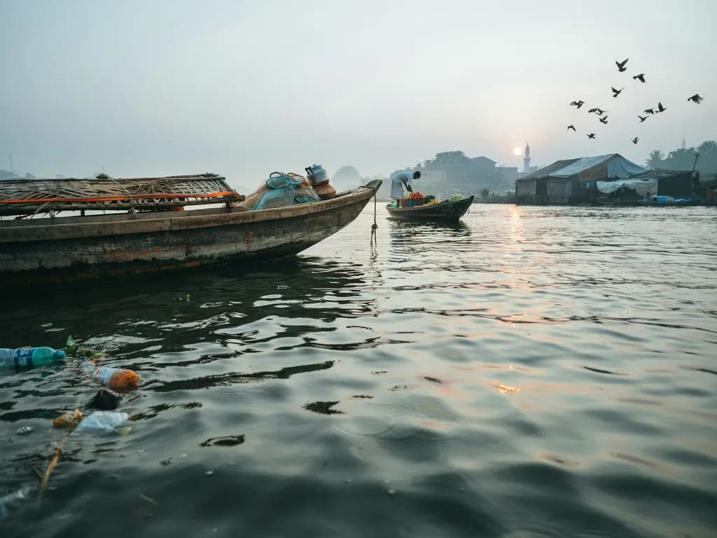 Dhaka - łodzie na rzece Buriganga o świcie