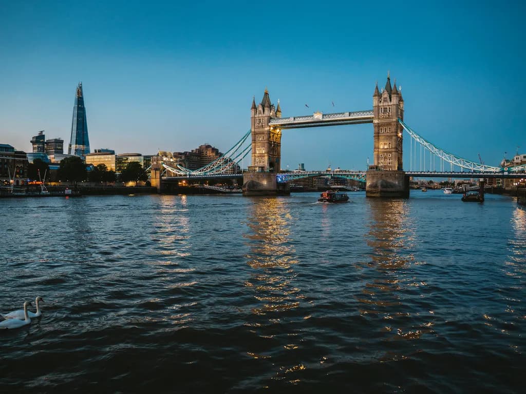 Londyn - Tower Bridge nad Tamizą
