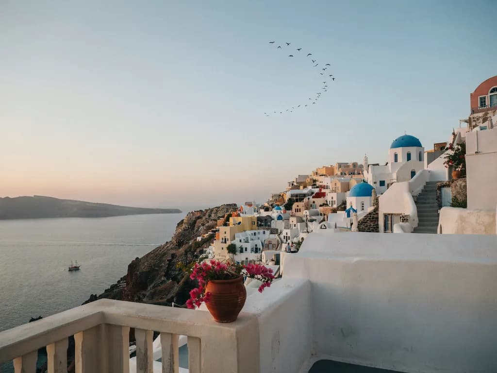 Santorini - białe domy i niebieskie kopuły nad morzem