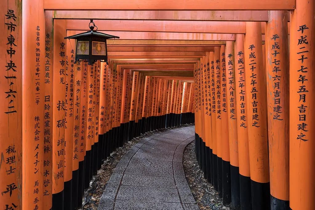 Rząd czerwonych bramek torii w świątyni Fushimi Inari w Kioto, Japonia