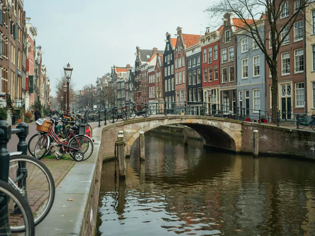 Amsterdam - kanały, rowery i kamieniczki