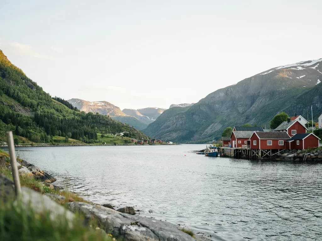 Norwegia - fiord i czerwone domki