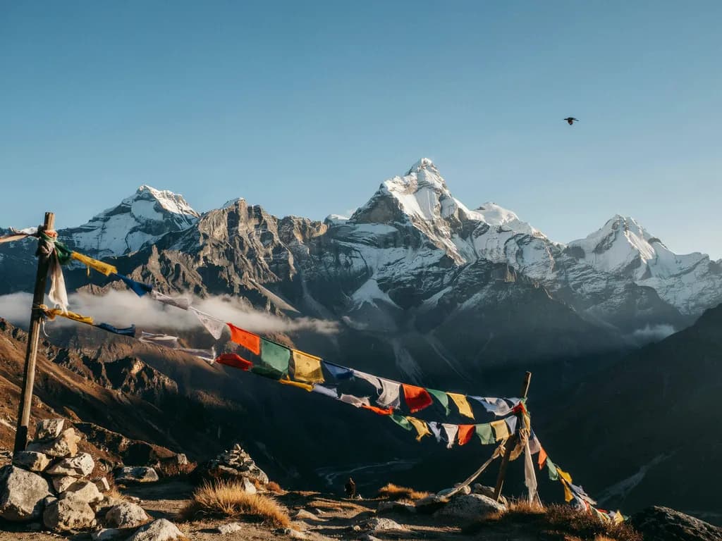 Nepal - Himalaje i flagi modlitewne