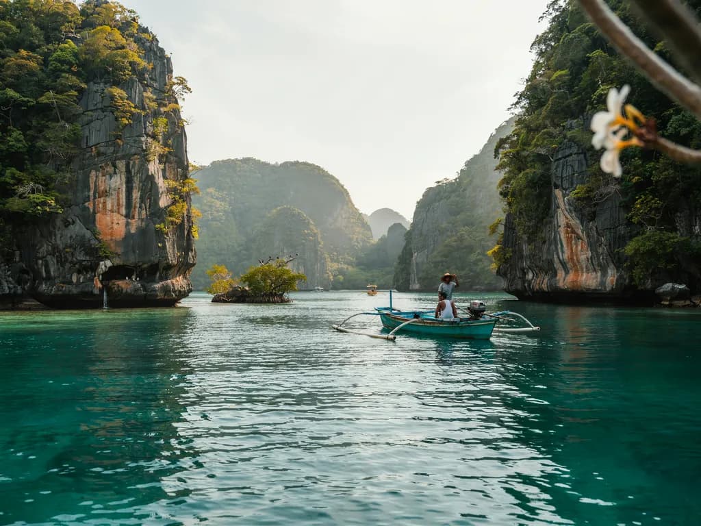 Filipiny - laguna El Nido i łódź bangka