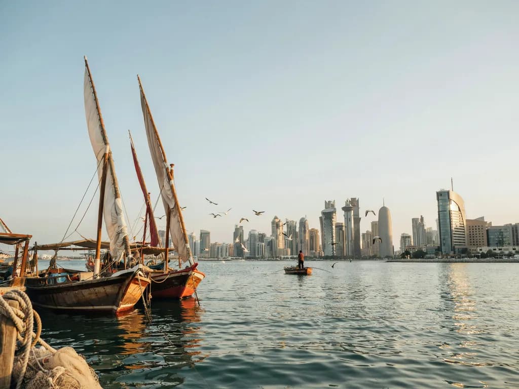 Doha - panorama zatoki i tradycyjne łodzie dhow