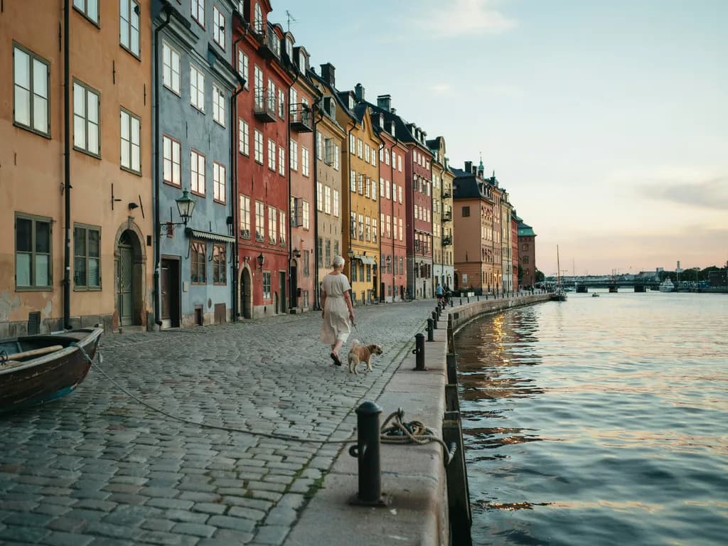 Sztokholm - kolorowe kamienice Gamla Stan nad wodą